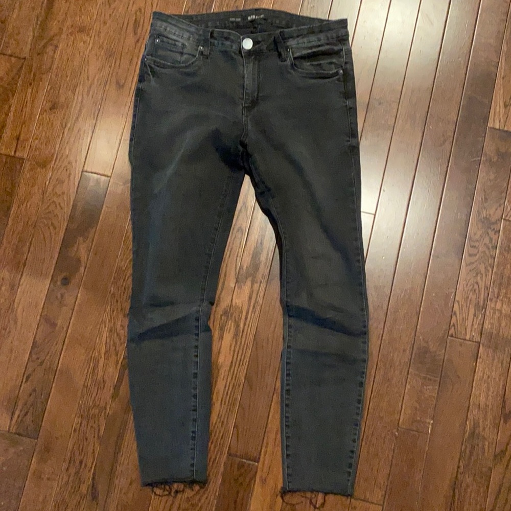 Frayed/Crop Jeans | BLACK + GRAY